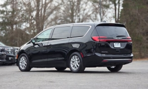 Used 2025  Chrysler Pacifica Select FWD at Auto Direct near Zebulon&comma; NC