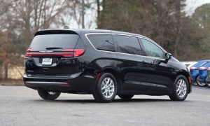 Used 2025  Chrysler Pacifica Select FWD at Auto Direct near Zebulon&comma; NC