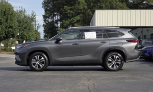 Used 2022  Toyota Highlander XLE FWD at Auto Direct near Zebulon, NC