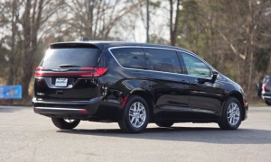 Used 2024  Chrysler Pacifica Touring L FWD at Auto Direct near Zebulon&comma; NC