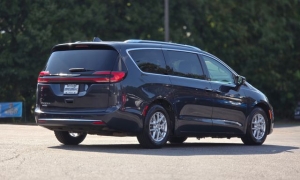 Used 2021  Chrysler Pacifica Touring L FWD at Auto Direct near Zebulon&comma; NC