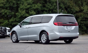 Used 2023  Chrysler Pacifica Touring L FWD at Auto Direct near Zebulon&comma; NC
