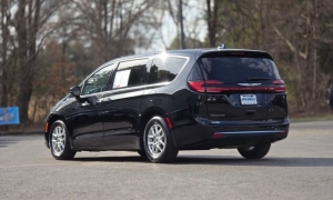 Used 2024  Chrysler Pacifica Touring L FWD at Auto Direct near Zebulon&comma; NC