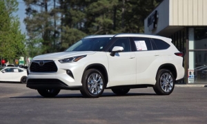 Used 2023  Toyota Highlander Limited FWD at Auto Direct near Zebulon&comma; NC