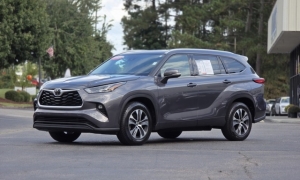Used 2022  Toyota Highlander XLE FWD at Auto Direct near Zebulon, NC