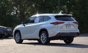 Used 2023  Toyota Highlander Limited FWD at Auto Direct near Zebulon&comma; NC