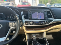 Used 2019 Toyota Highlander 4d SUV FWD XLE at One Stop Auto Sales near Macon, GA