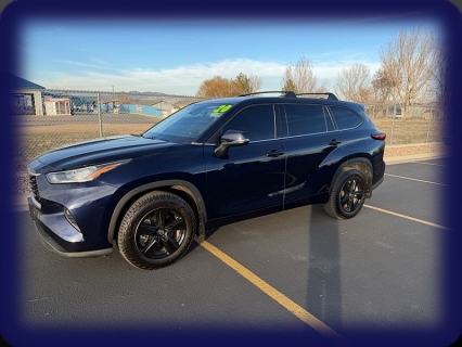 2020 Toyota Highlander LE's photo