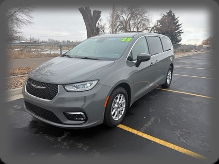 2023 Chrysler Pacifica Touring L's photo