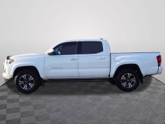 Used 2017  Toyota Tacoma Double Cab 5' Bed V6 4x4 (Natl) at CarloanExpress.Com near Hampton, VA