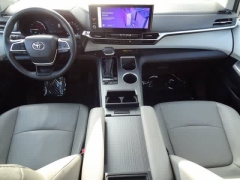 Used 2025  Toyota Sienna XLE FWD &lpar;Natl&rpar; at CarloanExpress&period;Com near Hampton&comma; VA