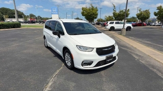 Used 2025  Chrysler Pacifica Select FWD at CarloanExpress&period;Com near Hampton&comma; VA