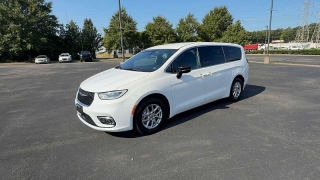 Used 2025  Chrysler Pacifica Select FWD at CarloanExpress&period;Com near Hampton&comma; VA