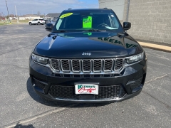 Used 2023  Jeep Grand Cherokee Laredo 4x4 at Keenan's Cherryland near Holmen&comma; WI