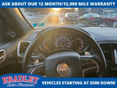 Used 2017  Jeep Grand Cherokee 4d SUV 4WD Laredo at Bradley Auto Finance near Hudson&comma; NH