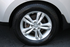 Used 2012  Hyundai Tucson 4d SUV AWD GLS at Warner Motors near East Orange&comma; NJ