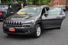 Used 2017  Jeep Cherokee 4d SUV 4WD Latitude V6 at Warner Motors near East Orange&comma; NJ
