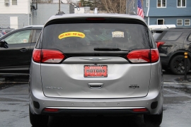 Used 2017  Chrysler Pacifica 4d Wagon Touring-L at Warner Motors near East Orange&comma; NJ