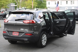 Used 2017  Jeep Cherokee 4d SUV 4WD Latitude V6 at Warner Motors near East Orange&comma; NJ