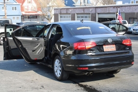 Used 2015  Volkswagen Jetta 4d Sedan SE Auto at Warner Motors near East Orange&comma; NJ