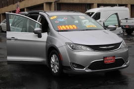 Used 2017  Chrysler Pacifica 4d Wagon Touring-L at Warner Motors near East Orange&comma; NJ