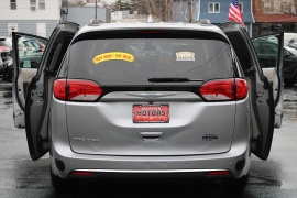 Used 2017  Chrysler Pacifica 4d Wagon Touring-L at Warner Motors near East Orange&comma; NJ