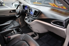 Used 2017  Chrysler Pacifica 4d Wagon Touring-L at Warner Motors near East Orange&comma; NJ