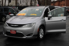Used 2017  Chrysler Pacifica 4d Wagon Touring-L at Warner Motors near East Orange&comma; NJ