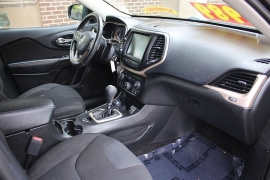 Used 2017  Jeep Cherokee 4d SUV 4WD Latitude V6 at Warner Motors near East Orange&comma; NJ