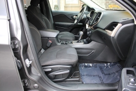 Used 2017  Jeep Cherokee 4d SUV 4WD Latitude V6 at Warner Motors near East Orange&comma; NJ
