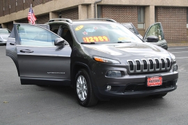 Used 2017  Jeep Cherokee 4d SUV 4WD Latitude V6 at Warner Motors near East Orange&comma; NJ