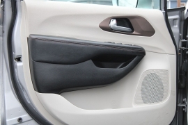 Used 2017  Chrysler Pacifica 4d Wagon Touring-L at Warner Motors near East Orange&comma; NJ