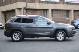 Used 2017  Jeep Cherokee 4d SUV 4WD Latitude V6 at Warner Motors near East Orange&comma; NJ