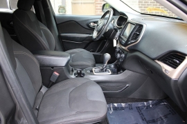 Used 2017  Jeep Cherokee 4d SUV 4WD Latitude V6 at Warner Motors near East Orange&comma; NJ