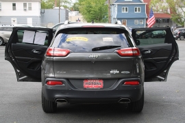 Used 2017  Jeep Cherokee 4d SUV 4WD Latitude V6 at Warner Motors near East Orange&comma; NJ