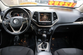 Used 2017  Jeep Cherokee 4d SUV 4WD Latitude V6 at Warner Motors near East Orange&comma; NJ