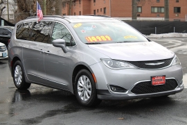 Used 2017  Chrysler Pacifica 4d Wagon Touring-L at Warner Motors near East Orange&comma; NJ