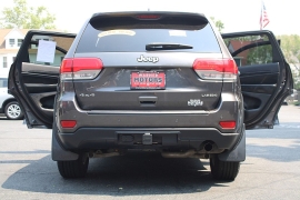 Used 2019  Jeep Grand Cherokee 4d SUV 4WD Laredo E at Warner Motors near East Orange&comma; NJ
