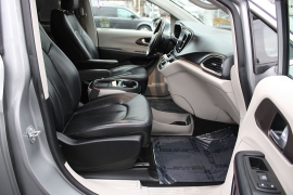 Used 2017  Chrysler Pacifica 4d Wagon Touring-L at Warner Motors near East Orange&comma; NJ