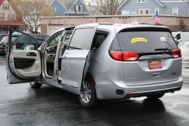Used 2017  Chrysler Pacifica 4d Wagon Touring-L at Warner Motors near East Orange&comma; NJ