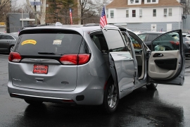 Used 2017  Chrysler Pacifica 4d Wagon Touring-L at Warner Motors near East Orange&comma; NJ