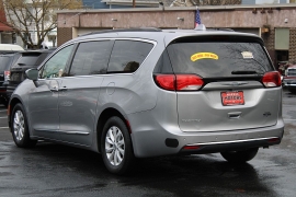 Used 2017  Chrysler Pacifica 4d Wagon Touring-L at Warner Motors near East Orange&comma; NJ