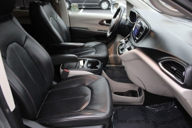 Used 2017  Chrysler Pacifica 4d Wagon Touring-L at Warner Motors near East Orange&comma; NJ