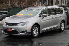 Used 2017  Chrysler Pacifica 4d Wagon Touring-L at Warner Motors near East Orange&comma; NJ