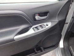 Used 2017  Toyota Sienna SE FWD 8-Passenger (Natl) at Rose Automotive near Hamilton, OH