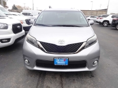 Used 2017  Toyota Sienna SE FWD 8-Passenger (Natl) at Rose Automotive near Hamilton, OH