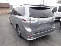 Used 2017  Toyota Sienna SE FWD 8-Passenger (Natl) at Rose Automotive near Hamilton, OH
