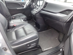 Used 2017  Toyota Sienna SE FWD 8-Passenger (Natl) at Rose Automotive near Hamilton, OH