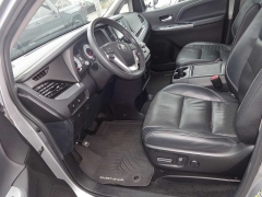 Used 2017  Toyota Sienna SE FWD 8-Passenger (Natl) at Rose Automotive near Hamilton, OH