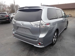 Used 2017  Toyota Sienna SE FWD 8-Passenger (Natl) at Rose Automotive near Hamilton, OH